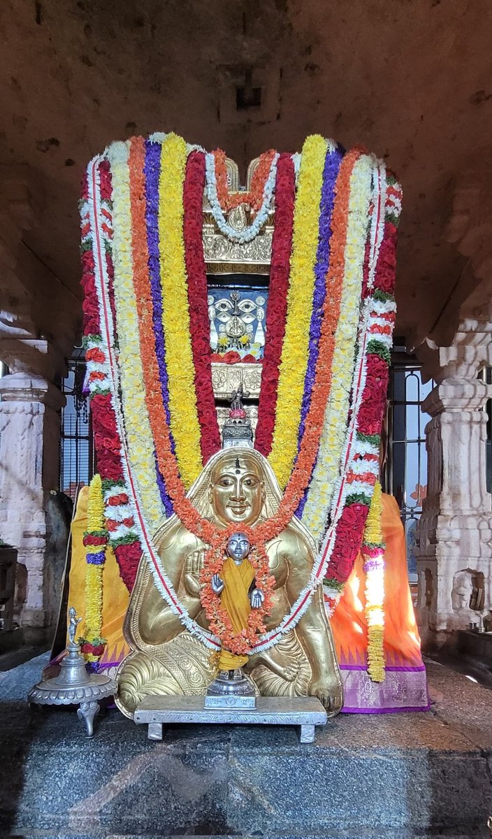 civicravi's tweet photo. Mantralayam Shri Raghavendra Swamy Moola Brindavan *Guruvara* Alankara Darshana ! 04-JUN-2026 ! *ॐ श्री राघवेंद्राय नमः ।*🙏🙏 https://t.co/4qMZDGOQqI