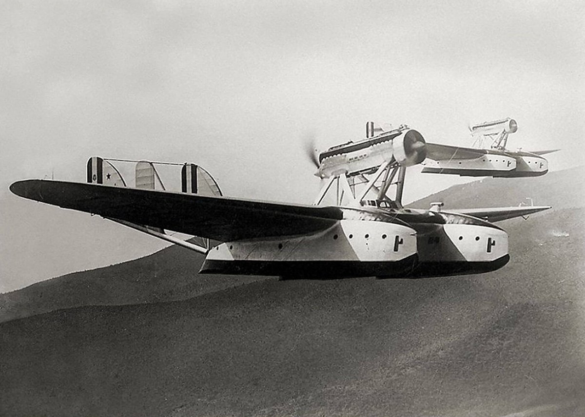 hydroplanebot's tweet photo. 伊 Savoia-Marchetti S.55
独特な外見の双発双胴飛行艇で、操縦席が船体間の主翼内部にある。性能が良く耐空証明取得後すぐに14の記録を樹立。1933年には伊空軍大臣I. Balbo ら乗る24機が鶴翼陣形を保ちつつ伊オルベテッロから米シカゴ州に渡ったことからBalboとも呼ばれた。243機以上生産。 https://t.co/FjtasYoNAr