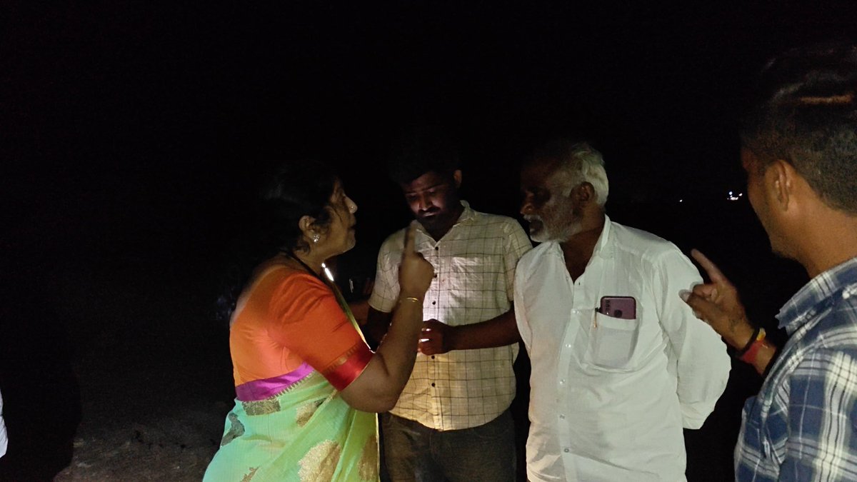 TelanganaFirst_'s tweet photo. చెరువులో జరుగుతున్న అక్రమ మైనింగ్‌ను అడ్డుకున్న బీఆర్ఎస్ నాయకురాలు రమాదేవి

ముధోల్ నియోజకవర్గం బాసర మండలం బీదరెల్లి గ్రామ చెరువులో అక్రమంగా సాగుతున్న మైనింగ్‌ను అర్ధరాత్రి వెళ్లి అడ్డుకున్న బీఆర్ఎస్ నాయకులు.

ఈ మైనింగ్‌పై స్థానిక ఎమ్మెల్యే మరియు ఎంపీ మాట్లాడాలని, లేదంటే పరోక్షంగా ఈ అక్రమ మైనింగ్ వారి అండతోనే జరుగుతుందని ప్రజలు భావిస్తారని అన్నారు.

ఈ అక్రమ మైనింగ్‌పై చర్యలు తీసుకోవాలని EE మైనింగ్, AD మైనింగ్ మరియు ఎమ్మార్వోకు ఫిర్యాదు చేసినా ఎలాంటి చర్యలు తీసుకోవడం లేదని తెలిపిన రమాదేవి.

ఈ అక్రమ మైనింగ్ ఇలాగే కొనసాగితే సహించేది లేదని, మైనింగ్ అక్రమార్కుల ఆగడాలను తక్షణమే ఆపేలా చర్యలు తీసుకోవాలని రమాదేవి గారు డిమాండ్ చేశారు.