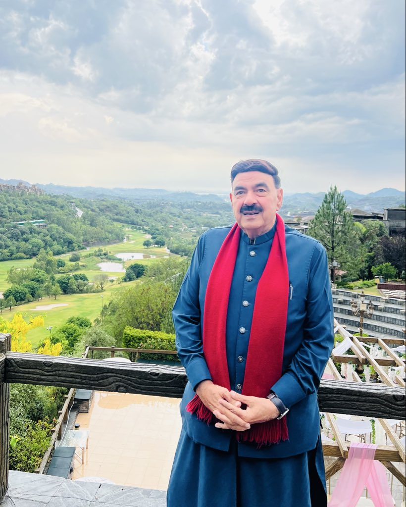 ShkhRasheed's tweet photo. شیخ رشید احمد گالف سٹی میں https://t.co/9wZdwY2Jnf