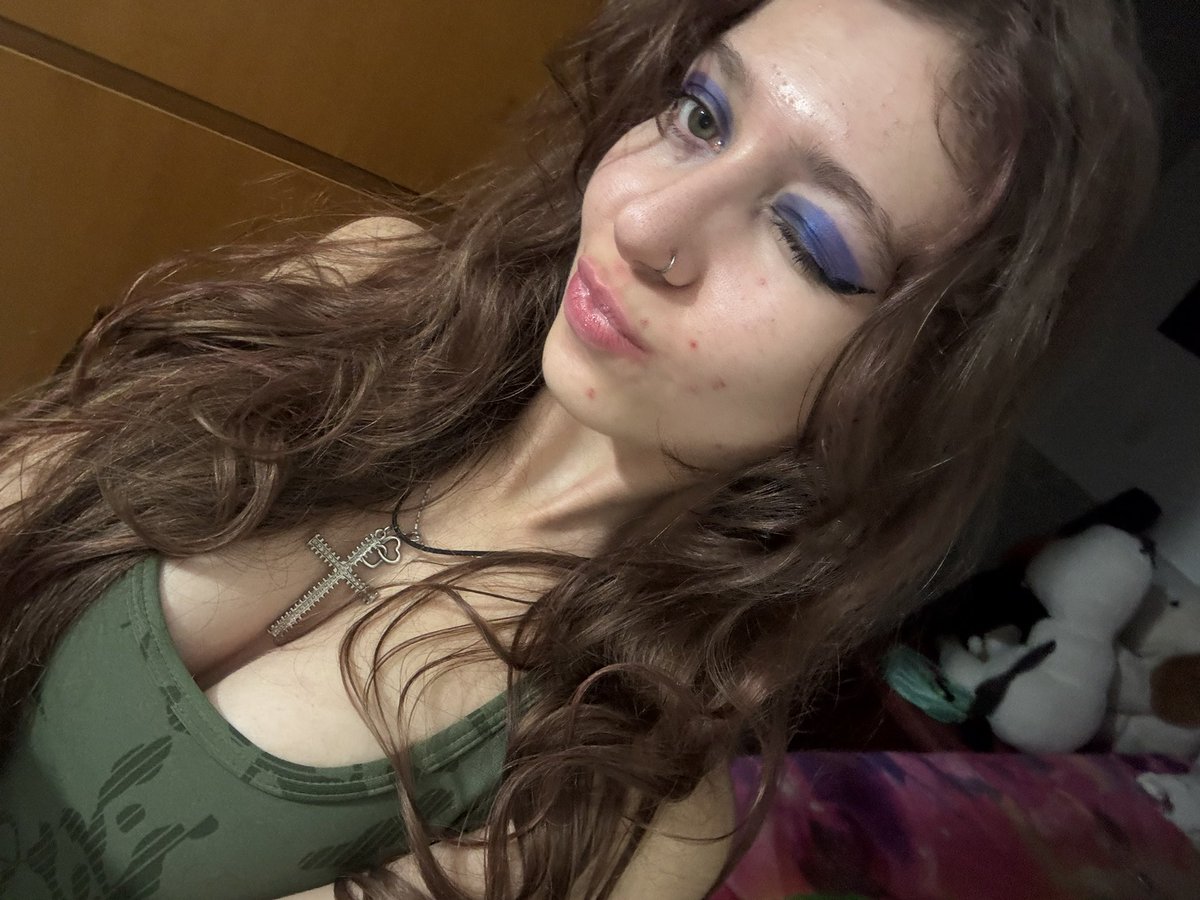 eisophy_'s tweet photo. wink wink💜💚 https://t.co/cwTMhFn8Xo