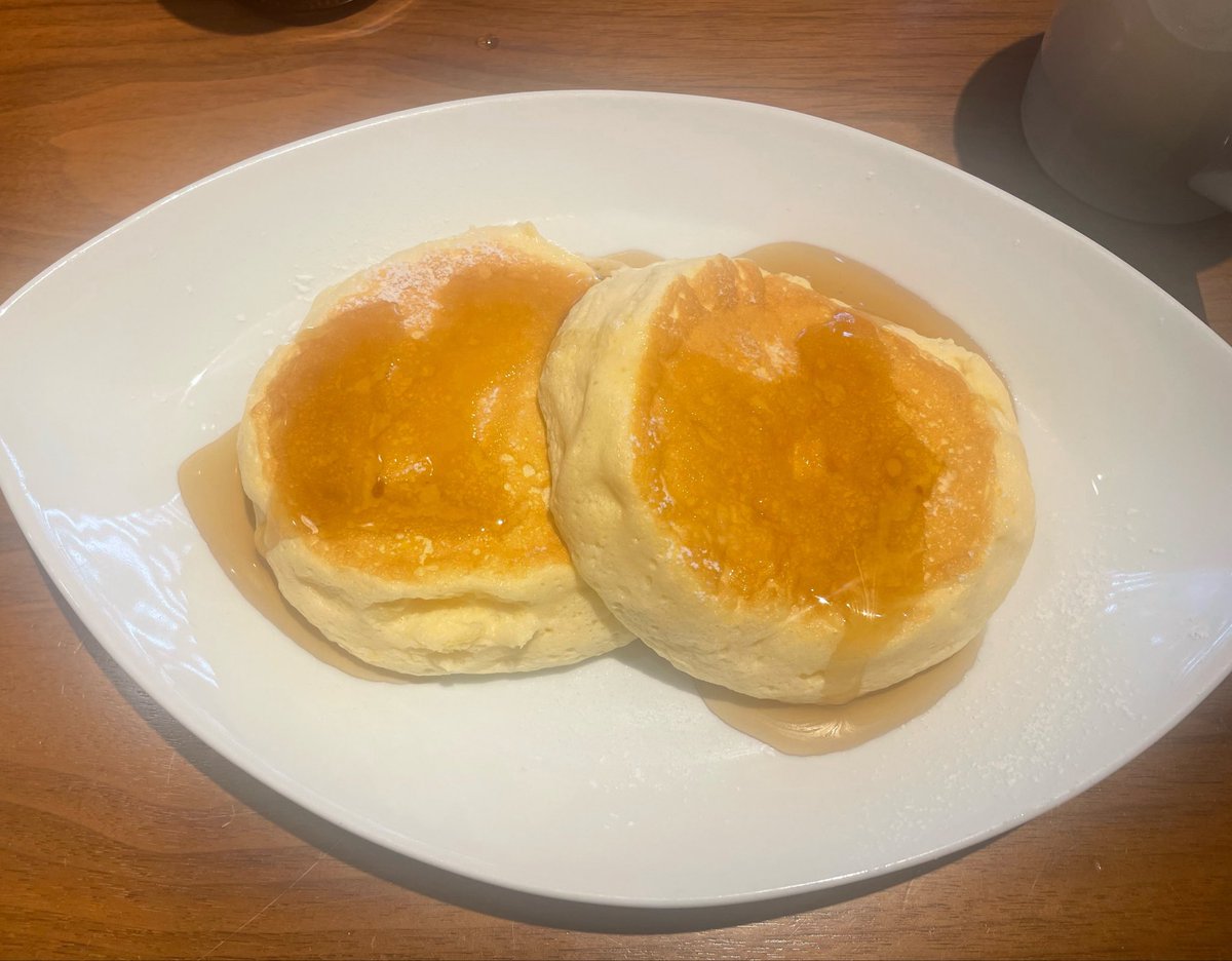 CoLKGG's tweet photo. その奥でふわっふわパンケーキ頬張りながらのんびり雀魂してる人← https://t.co/i86K91v95u