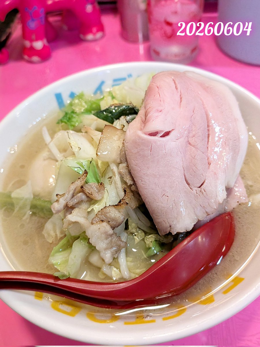tamanomenbaka's tweet photo. タンメンの概念ちよっと変わった💡

らーめん凛々の限定 
『凛々しい特製香タンメン』
が凄かった。🦾

ひと口目から芳醇な旨味が爆発。
豚ガラと丸鶏をじっくり炊き上げた
重厚なスープは、 濃厚なのにキレがあり、 気づけばレンゲが止まらない。
小麦の香り豊かな細麺がその旨味をまとい、 啜るたびに幸せ。
お馴染み🤗特製の
低温調理チャーシュー、 肉団子、 味玉まで隙なし。💯
途中で自家製辣油の味変も必須🤣
そして最後のお楽しみ。
名物のスープ割り。
この日は「豚しじみ」
ここまでが完成形。
熱々スープの旨さを最後の一滴まで
堪能できる。
限定麺の魔術師が作る一杯🪄🍜
無我夢中で完食でした。