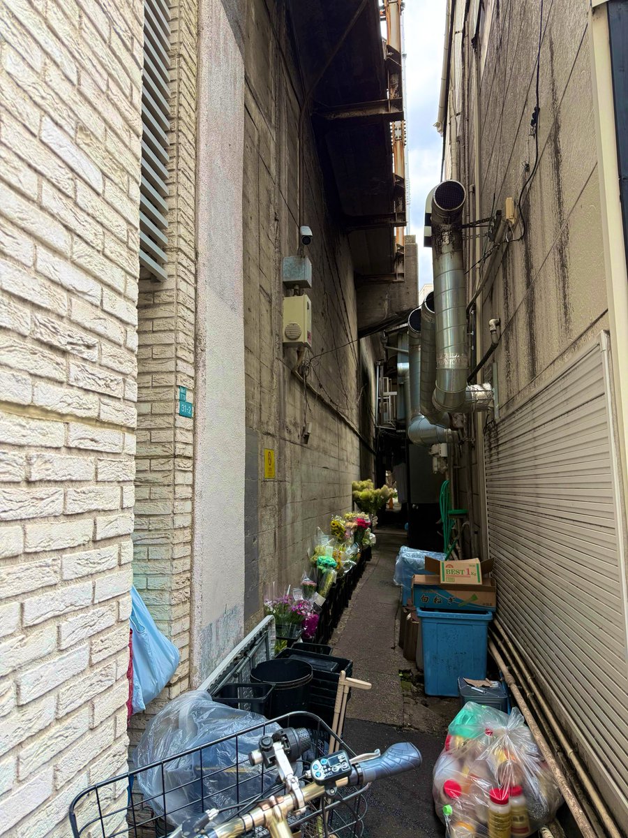 orehiro72's tweet photo. 問題
自由が丘の駅近く……
この路地を抜けた所には
何があるでしょうか？
入口と出口す https://t.co/nXOQAV9JaF