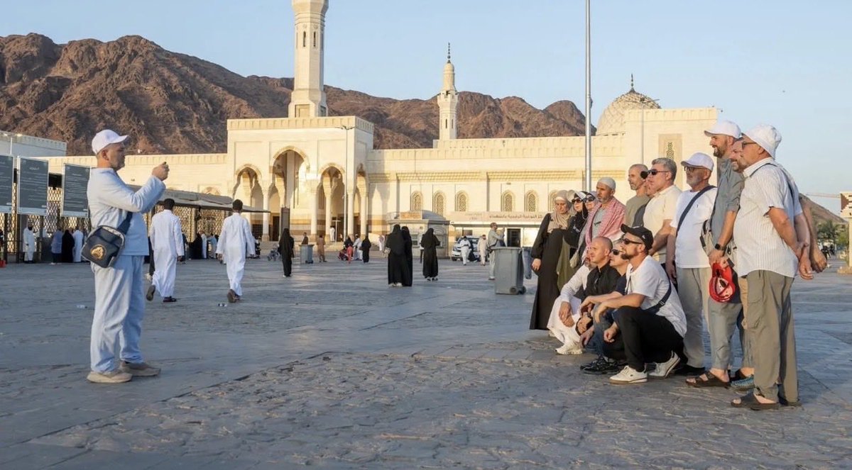 Barqorg's tweet photo. في موسم ما بعد الحج:

زوار المدينة المنورة يتوافدون على المعالم الإسلامية والتاريخية. https://t.co/zsdBb9wfg5