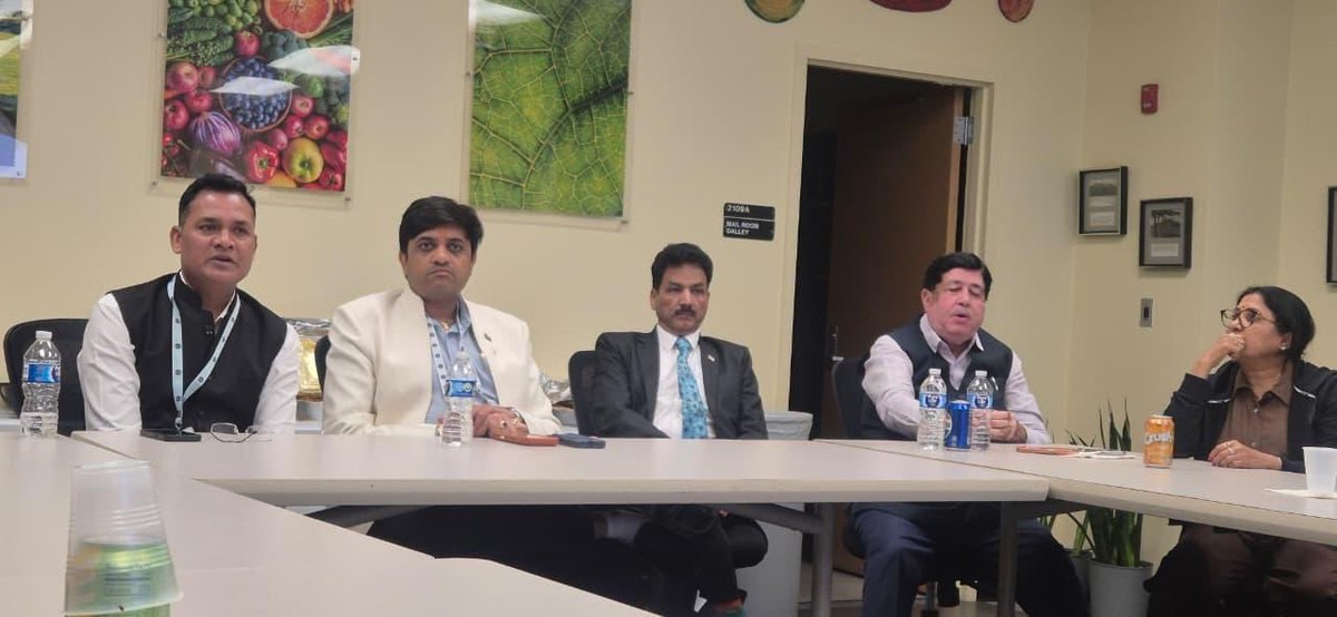 Dileep_Sanghani's tweet photo. 🇮🇳🤝🇺🇸

अमेरिका प्रवास के दौरान सहकारी प्रतिनिधिमंडल ने यूनिवर्सिटी ऑफ मैरीलैंड, कॉलेज पार्क का दौरा किया। इस अवसर पर डॉ. जॉन एरविन (Head, Department of Plant Science and Landscape Architecture), श्री जिमी डब्ल्यू. स्मिथ (Director, International Programs), डॉ. निधि रावत एवं डॉ. विजय तिवारी सहित विश्वविद्यालय के वैज्ञानिकों एवं शिक्षाविदों के साथ कृषि अनुसंधान, जैव प्रौद्योगिकी, जलवायु-स्मार्ट खेती, फसल सुधार और सतत कृषि विकास पर विस्तृत चर्चा हुई।

बैठक में जलवायु परिवर्तन, खाद्य सुरक्षा, कृषि नवाचार, सहकारी शिक्षा, संयुक्त शोध कार्यक्रमों तथा क्षमता निर्माण के क्षेत्रों में सहयोग की संभावनाओं पर विचार-विमर्श किया गया। साथ ही, इफको की नैनो उर्वरक तकनीकों एवं भारत के सहकारी मॉडल की विशेषताओं को भी साझा किया गया।

यह संवाद भारत और अमेरिका के बीच कृषि, नवाचार, शिक्षा एवं सहकारिता के क्षेत्र में दीर्घकालिक साझेदारी को सुदृढ़ करने की दिशा में एक महत्वपूर्ण पहल सिद्ध होगा।

#IFFCO #PHDCCI #UniversityOfMaryland #IndiaUSA #Agriculture #Innovation #Cooperatives #ClimateSmartAgriculture #NanoFertilizers

@UofMaryland 
@IndianEmbassyUS