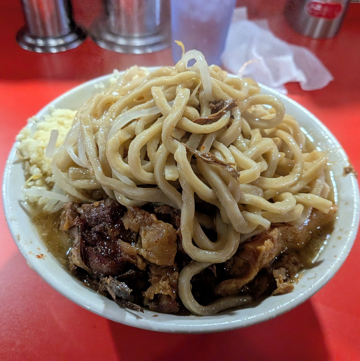 johnp130's tweet photo. 池田屋円町店ラーメンニンニクマシマシアブラ
初訪ですがこりゃ美味い
もすっと��た食感の麺はほどけると小麦感広がるもの
豚が柔らかさも味染みも秀逸でめちゃ好み
自宅からは遠くてなかなか足が向かなかったのですがこれは通う価値あり
中毒性あります
ごちそうさまです https://t.co/UjIqrgxkTZ