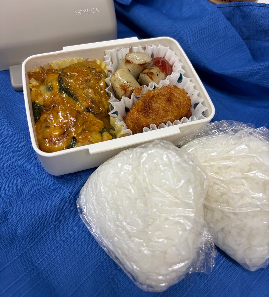 appngmy's tweet photo. 🍱3回目
梅おにぎり、ズッキーニ鶏肉のトマトカレー炒め、ウインナー、冷凍コロッケ https://t.co/zX0RroNoK2