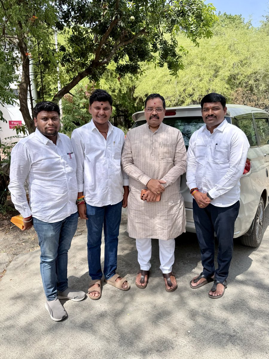 DMShinde_'s tweet photo. “आयुष्यात काही माणसं अशी भेटतात, जी आपल्याला फक्त मार्ग दाखवत नाहीत, तर आपल्याला घडवत असतात.”

अशाच माझ्या जडणघडणीत मोलाचा वाटा असलेले @BJP4Maharashtra प्रदेशाचे महामंत्री मा. श्री. @PandeRajeshBJP यांची काल पुणे येथे सदिच्छा भेट घेऊन त्यांचे शुभ आशीर्वाद प्राप्त झाले.
(6/1) https://t.co/Vm8EdrzkyZ