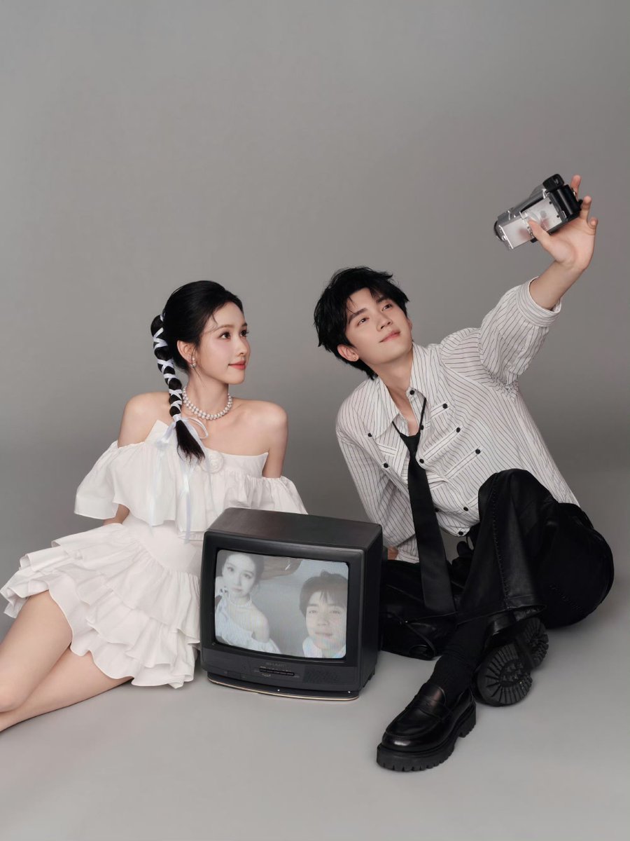 chaesongholic's tweet photo. They gonna use this CCTV Yiran (boyfriend) material for the rest of his life, huh? 

not that im complaining😌 https://t.co/aQZZwqL9GQ