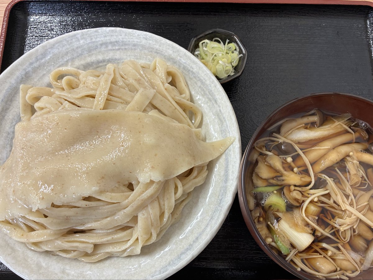 hiqm_j's tweet photo. 今日のお昼は
本手打ち武蔵野うどん　やま一さん

きのこ汁うどん　大盛

もっちりしてコシのある麺が
熱々のきのこ汁と合って美味かった🤭

今日も美味しく頂きました😊🙏

お腹いっぱいです🈵 https://t.co/gzd4jR6cEs