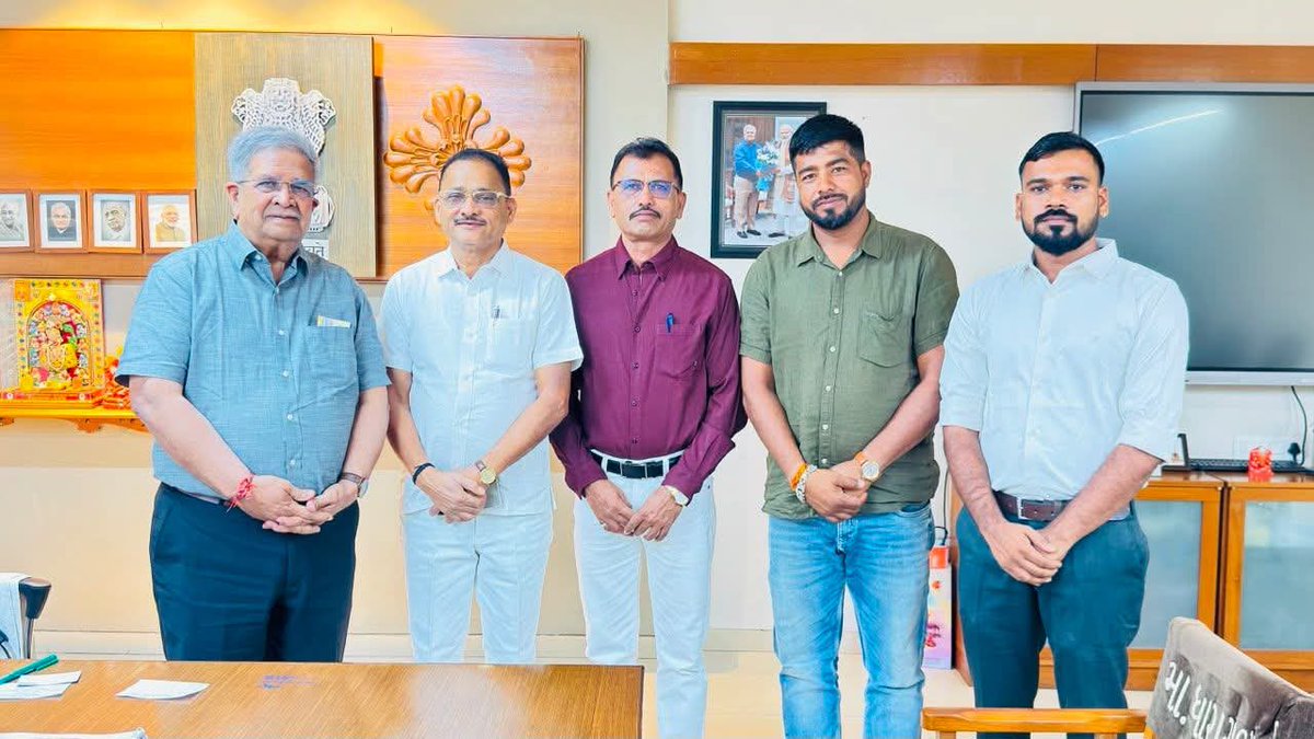 KanuDesai180's tweet photo. ગાંધીનગર સ્વર્ણિમ સંકુલ સ્થિત કાર્યાલય ખાતે ધરમપુરના ધારાસભ્ય શ્રી અરવિંદભાઈ પટેલ, જિલ્લા પંચાયત કારોબારી સભ્ય શ્રી નવીનભાઈ ભોયા, પનવા ગ્રામ પંચાયતના સરપંચ શ્રી સતિષભાઈ ચૌધરી અને ધરમપુર તાલુકા યુવા મોરચાના શ્રી સુભાષભાઈ મહલા એ શુભેચ્છા મુલાકાત લીધી. https://t.co/PrerhLuJeW