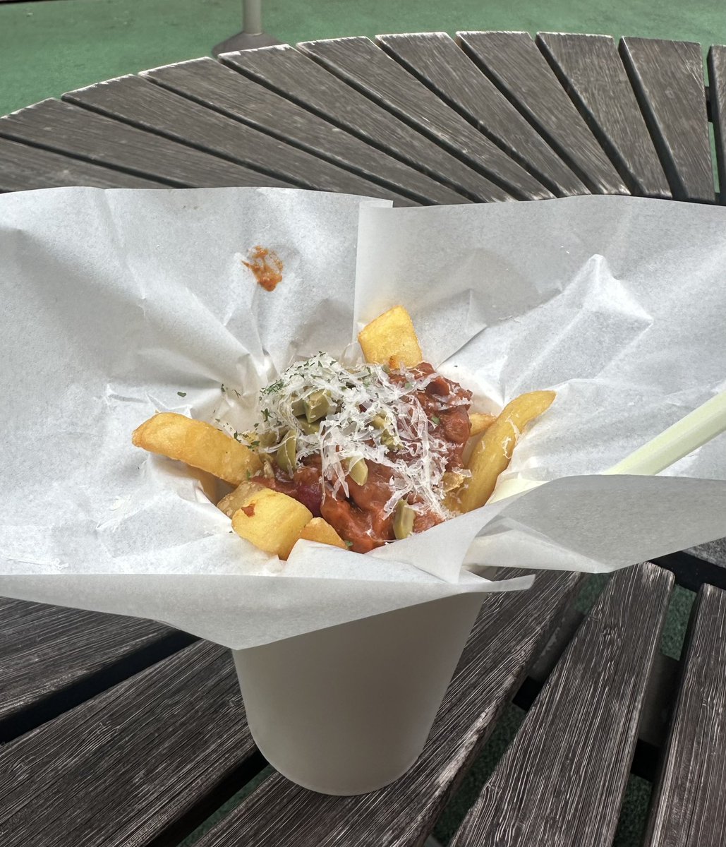 apple_nin's tweet photo. 友人は早く帰らないといけないから舞台観られないけど、一緒にコラボフード食べに来てくれたー。トムヤムクン辛い！もうお腹に入らない…交換してもらってコースターコンプできた！ https://t.co/qbSMMi6aWI
