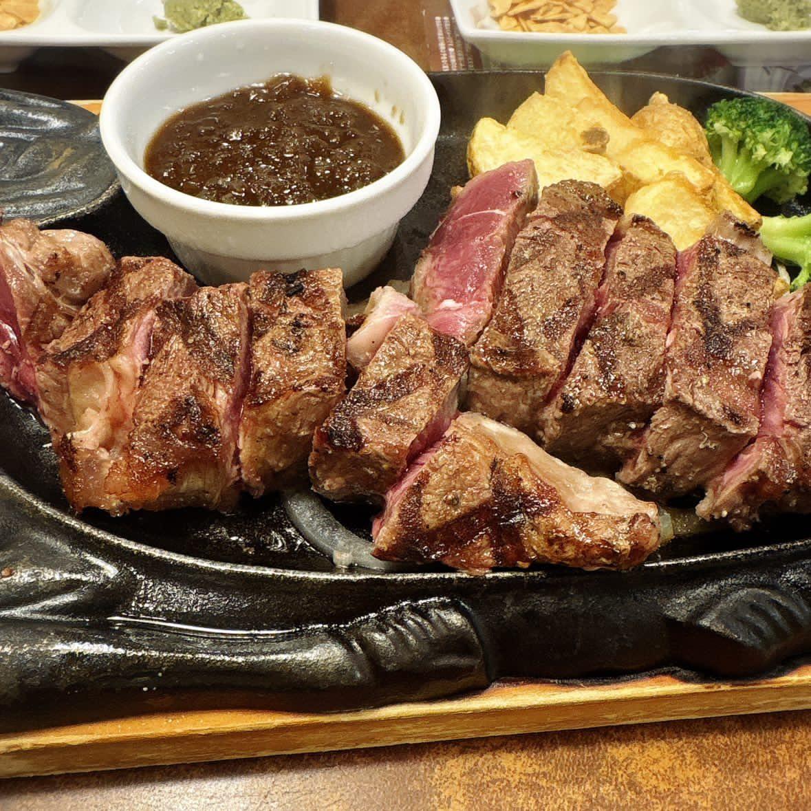 jtmu1XIb4893507's tweet photo. こんにちは·͜·♡(^^)
お昼ご飯をひなと食べにきました(^-^)
厚切りステーキを頂きます🥩
頂きます😋(*^^*)⋆⸜🧡⸝‍⋆ https://t.co/GbabfuTpZ7