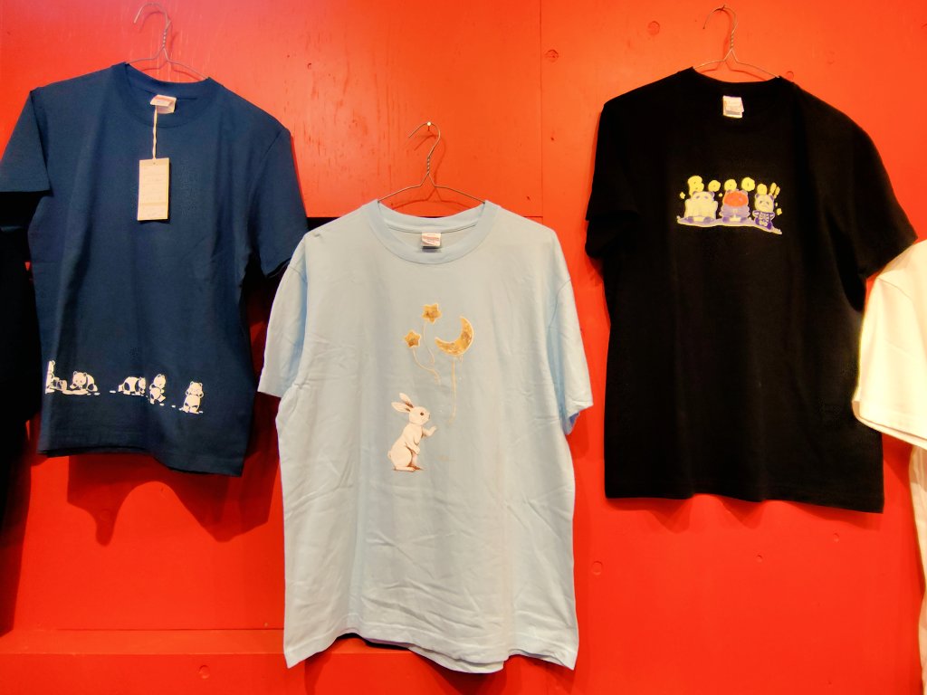 info_how's tweet photo. 【EAST】gallery-Red
「 スゴイ かっこいい Ｔシャツ展」

暑い日が増えてTシャツの出番が増えてきましたね👕
作家さん×HOWHOUSEの新作Tシャツもございます！
ぜひお越しくださいね！
staff n

開催 6/7(日)まで
🈺11:00〜17:00 https://t.co/KsSeysC0NL