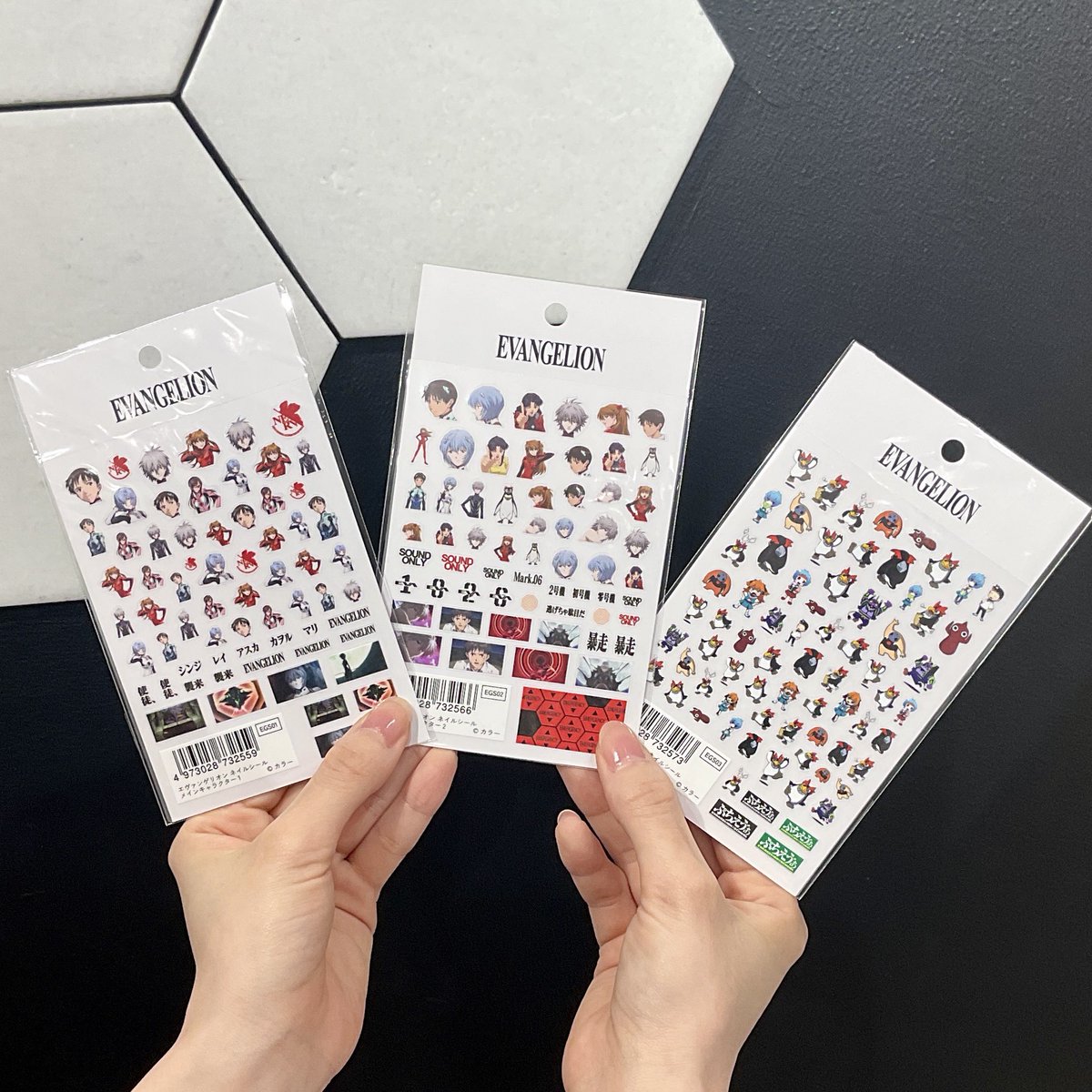 eva_store's tweet photo. 【TOKYO-01(池袋)】《再入荷》
GSIクレオスより「【fav’s room TOKYO】エヴァンゲリオンネイルシール」各種が入荷しました✨

手元から推し活が可能なネイルシール🌟0.04mmの薄さ&透明シートでレイアウトしやすく、シールは各々独立しているため様々なアートにも使用いただけます🎶

店頭では使用サンプルも展示中です👀

オンラインストアはこちらから💁‍♀️
https://t.co/ixmWYFvcl0

#エヴァストア