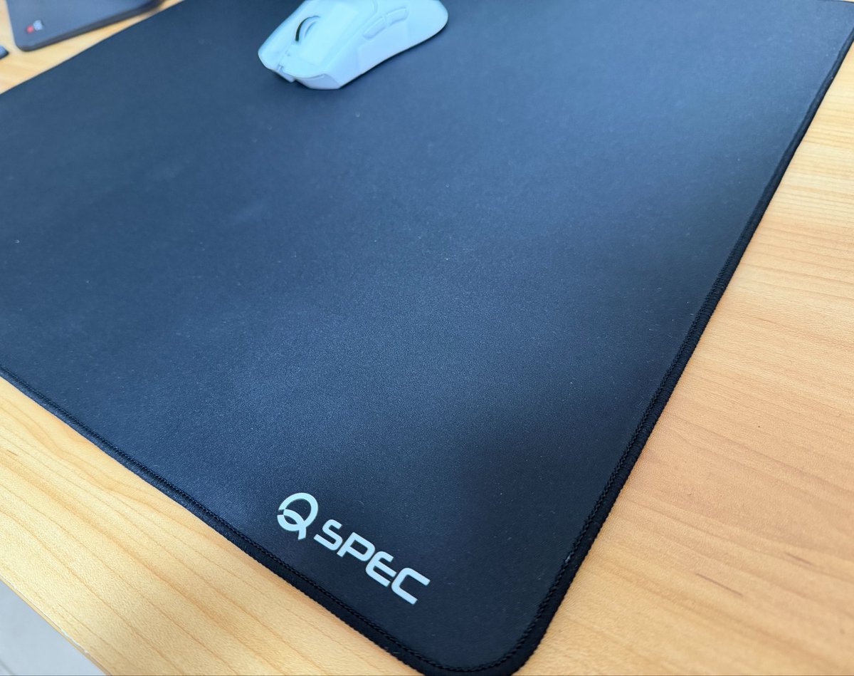 QSPEC_official's tweet photo. 皆さまこんにちは。QSPECです。

昨日より発売となったスピード・バランスタイプマウスパッド「TRACE」は、皆さまから頂いた意見をもとに改善を施しています。

がお。からいただいたステッチ加工の希望、ロゴの位置・大きさの調整、裏面素材など、可能な範囲で修正を加えています。

ぜひこの機会にお試しください。