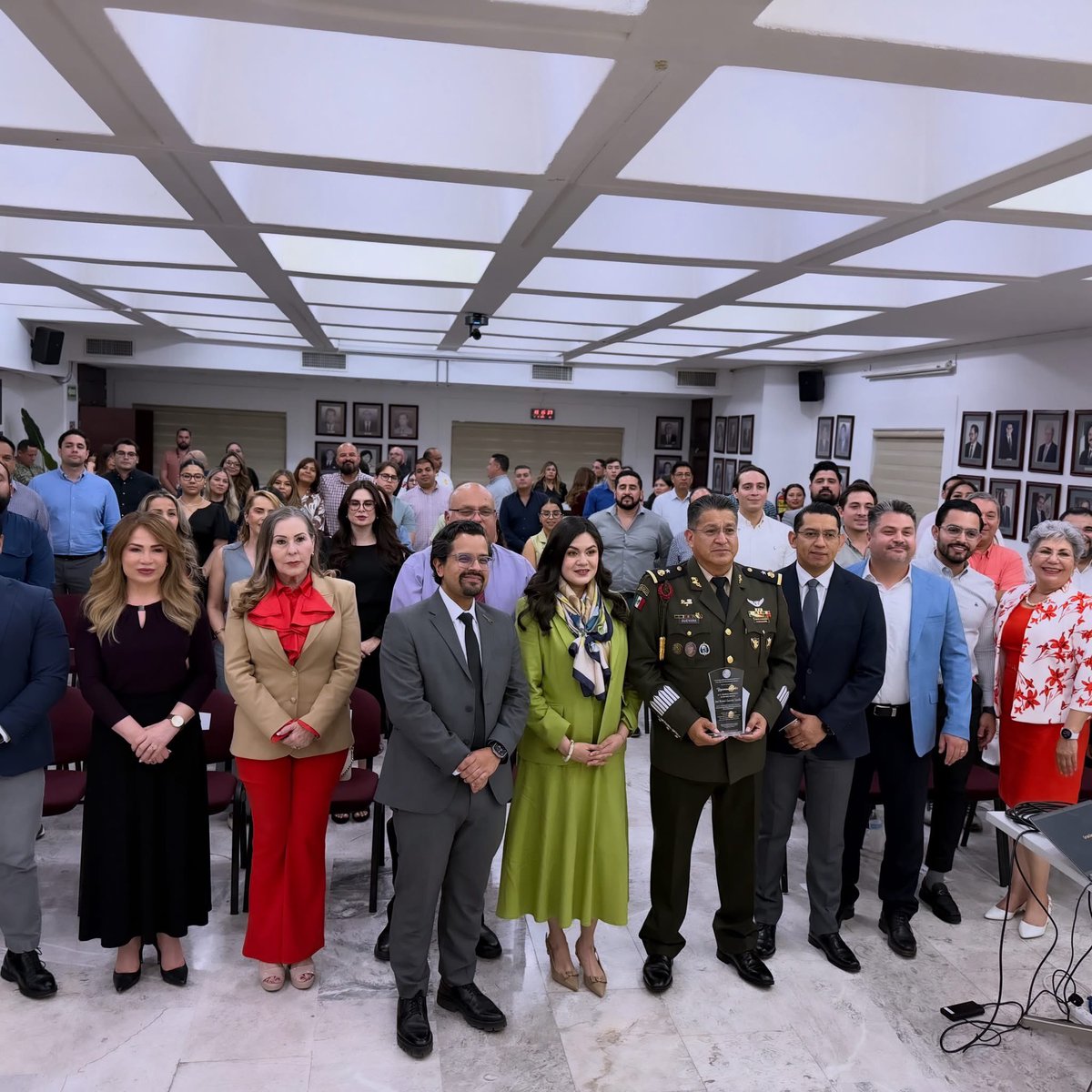 MarcelaMAVAL's tweet photo. 🏛️ Asistí a la Conferencia Magistral “Seguridad Nacional en la Construcción por la Paz Social”, impartida por el General Brigadier de Estado Mayor José Manuel Guevara Castillo.

Agradecemos la invitación de la Jueza Irma Socorro Gómez a este importante espacio de reflexión sobre los retos y oportunidades para fortalecer la paz y la seguridad en nuestro país. 🇲🇽