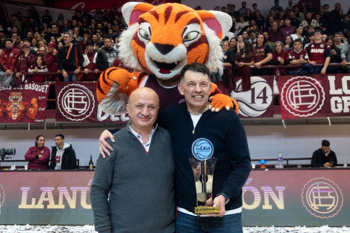 RussoNicolasOk's tweet photo. ¡Una noche inolvidable para el básquet de Lanús! 🏀

Felicitaciones a los jugadores, al cuerpo técnico y, especialmente, a Federico Helale y a toda la comisión que, con compromiso y trabajo diario, hacen crecer el básquet en nuestro querido Club Lanús.

También un reconocimiento para toda la gente que acompañó, alentó y estuvo presente durante este camino, demostrando una vez más una pasión y un sentido de pertenencia inmenso.

𝗘𝗟 𝗖𝗟𝗨𝗕 𝗔𝗧𝗟𝗘𝗧𝗜𝗖𝗢 𝗟𝗔𝗡Ú𝗦 𝗩𝗨𝗘𝗟𝗩𝗘 𝗔 𝗟𝗔 𝗟𝗜𝗚𝗔 𝗡𝗔𝗖𝗜𝗢𝗡𝗔𝗟 𝗗𝗘 𝗕𝗔𝗦𝗤𝗨𝗘𝗧𝗕𝗢𝗟 🇱🇻🏀

¡Vamos, Grana! 👏🏻🏆