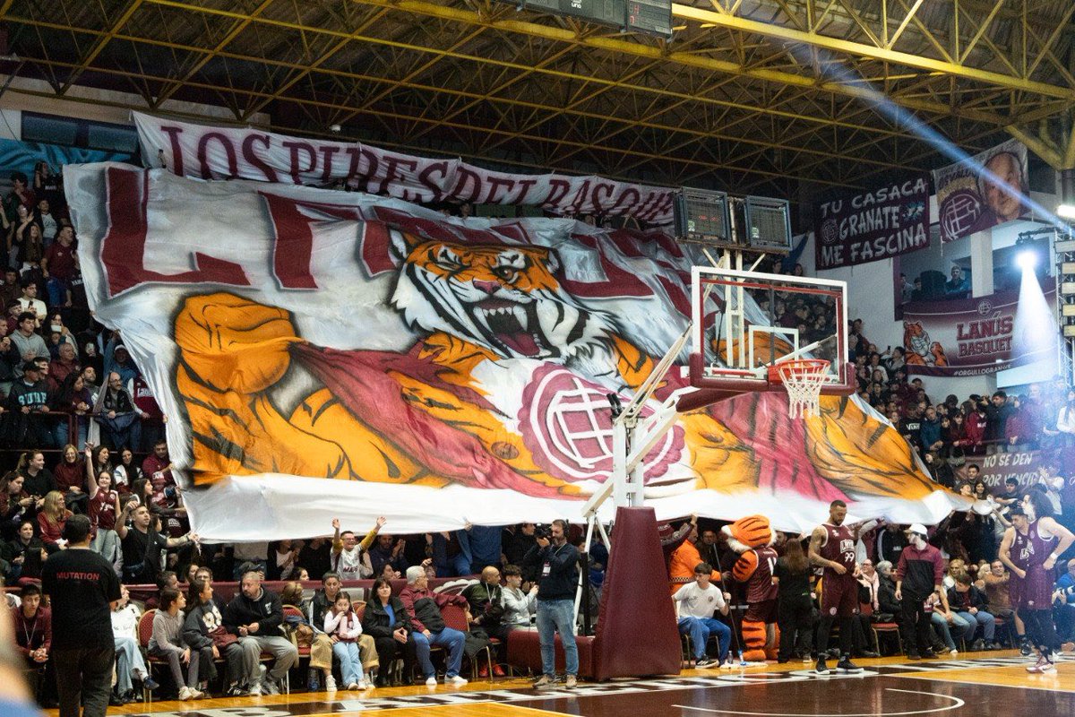 RussoNicolasOk's tweet photo. ¡Una noche inolvidable para el básquet de Lanús! 🏀

Felicitaciones a los jugadores, al cuerpo técnico y, especialmente, a Federico Helale y a toda la comisión que, con compromiso y trabajo diario, hacen crecer el básquet en nuestro querido Club Lanús.

También un reconocimiento para toda la gente que acompañó, alentó y estuvo presente durante este camino, demostrando una vez más una pasión y un sentido de pertenencia inmenso.

𝗘𝗟 𝗖𝗟𝗨𝗕 𝗔𝗧𝗟𝗘𝗧𝗜𝗖𝗢 𝗟𝗔𝗡Ú𝗦 𝗩𝗨𝗘𝗟𝗩𝗘 𝗔 𝗟𝗔 𝗟𝗜𝗚𝗔 𝗡𝗔𝗖𝗜𝗢𝗡𝗔𝗟 𝗗𝗘 𝗕𝗔𝗦𝗤𝗨𝗘𝗧𝗕𝗢𝗟 🇱🇻🏀

¡Vamos, Grana! 👏🏻🏆