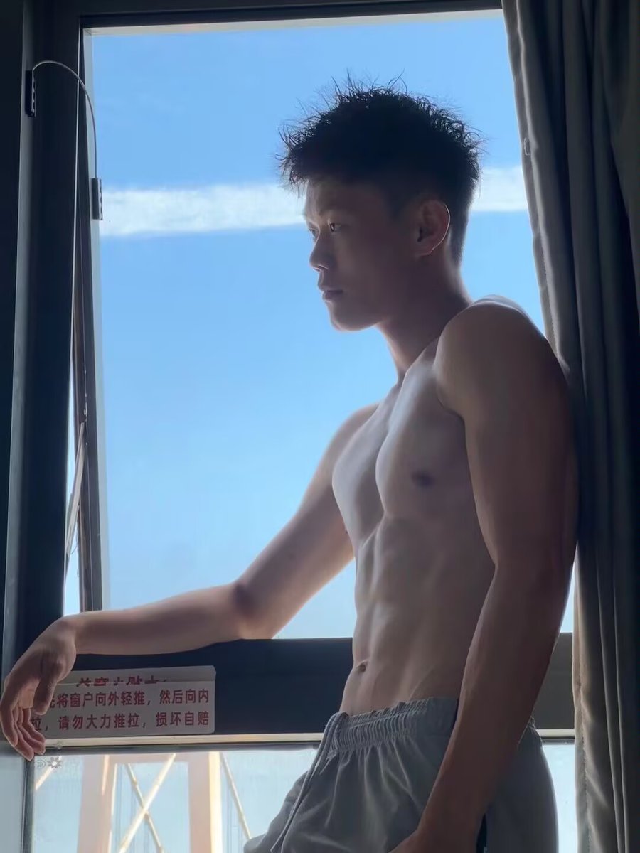 18boybark's tweet photo. 06年男大181，有没有喜欢腹肌的找姐姐，我也当当男菩萨 https://t.co/M30IN1EaIL