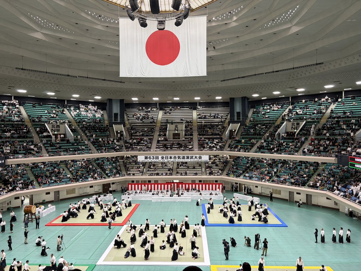 EU_Aikido's tweet photo. こんにちは
愛媛大学合氣道部です!

5/23(土)に日本武道館で行われた全日本合気道演武大会に、中・四国連盟として部員5名が参加しました✨

本部道場での稽古にも参加させていただいた部員もいました。
全国から集まった方々との交流で学んだことを活かして、これからも日々の稽古を頑張ります💪 https://t.co/cd2JLRwsPE