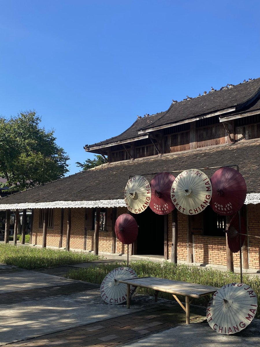 veryveryvv's tweet photo. Jing Jai Market — อยู่เชียงใหม่ เราก็ยังชอบไปตลาดจริงใจอยู่ดี 🧺🍅 ชอบไวป์ farmer’s market ตอนเช้า ได้เดินเลือกผัก ผลไม้ เบเกอรี่ ของกิน มีของน่ารักๆ ให้ได้เดินดูเพลินๆ ไปบ่อยจนทำเป็นเธรดได้555 รวมรูปไว้และ ตามมาทางเน้ เด่ะพาเดินเล่นงับ 🤏🏻 https://t.co/jHBjbwVIto