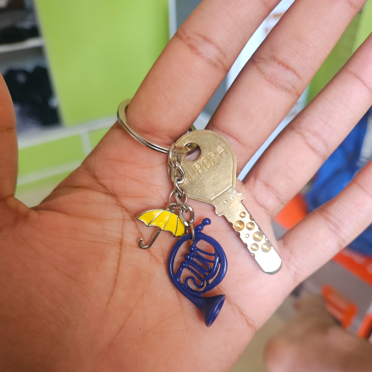 imBrahma2898's tweet photo. as someone who loves himym, this is the best thing that someone is gifted me. Might be a small thing, but I love this cute keychain https://t.co/SXUVdKYkVt