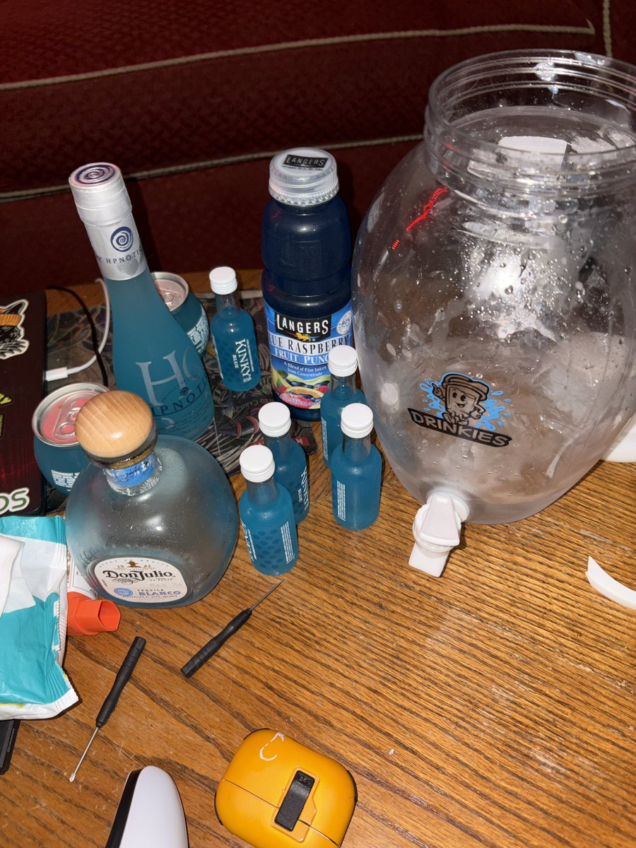 MLGQUIXKSCOPER's tweet photo. alcohol prepare to get inside of me RN https://t.co/F08jfVhzX3