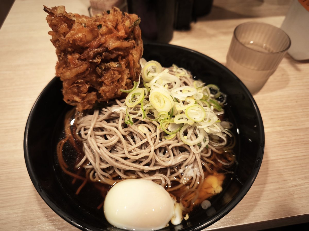 korogasu's tweet photo. 港区高輪３丁目２６−２７ エキュート品川サウス 2F
かき揚げ蕎麦 吉利庵 エキュート品川店 常磐軒

山口から東京経由で移動中
サクッと駅そば
なかなか旨い https://t.co/7cAdVXYw1A