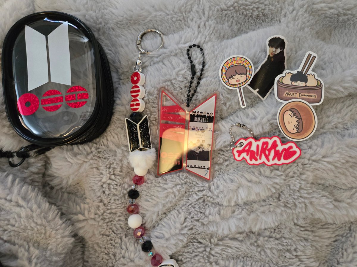 armymomsf's tweet photo. @rafranzdavis Love my Armybomb charm so much!!!💜💜💜 https://t.co/rmBzqkpMAW