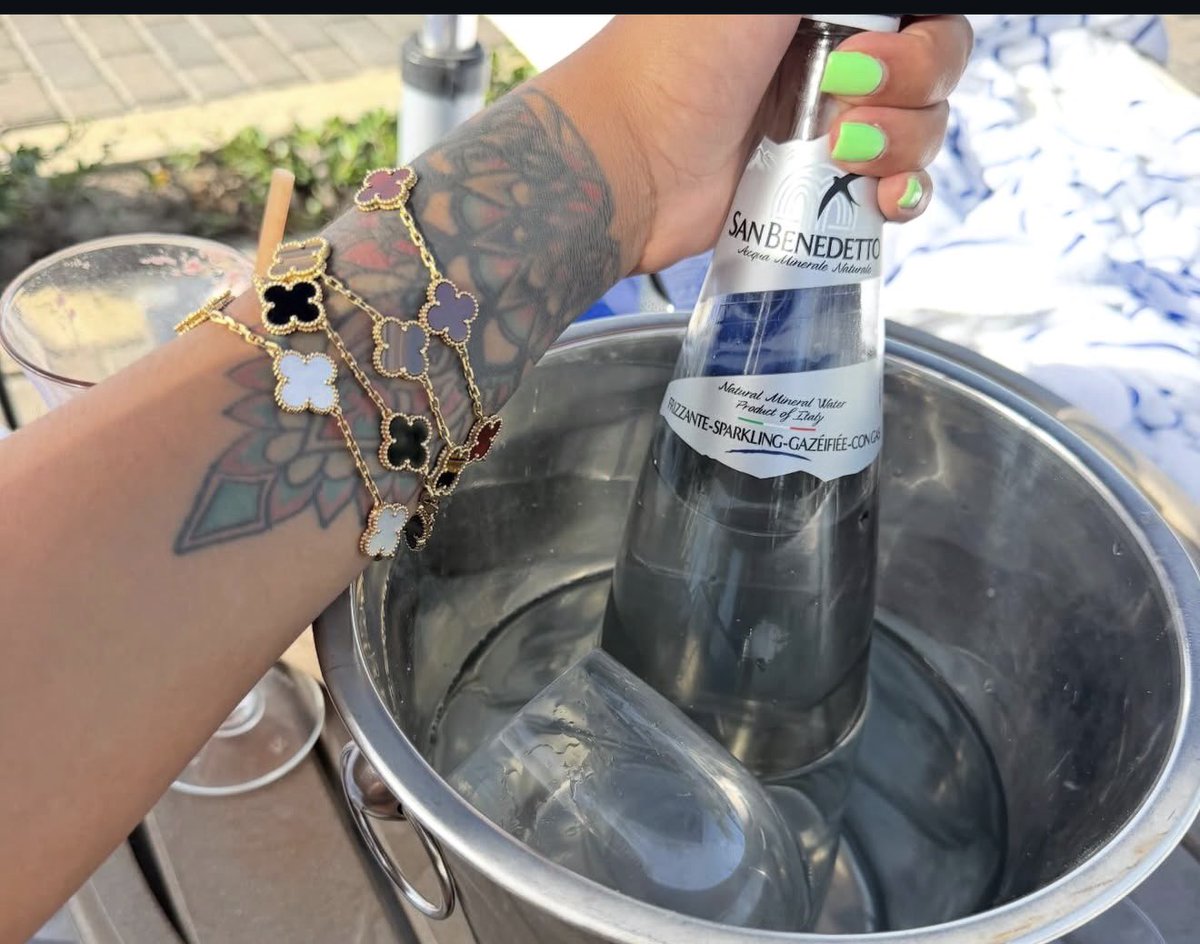 SinceDayyOne's tweet photo. Sure is some sparkling water 😭 &amp;&amp; I see she got on her new bracelets one of her fan pages said she allegedly got shipped in 🛻 🌚 https://t.co/TDA0KoEue9