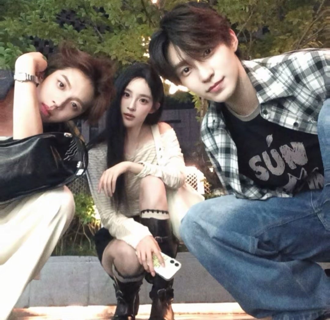 wavesforOC's tweet photo. Jiashu sama temen-temennya kayak sirkel seleb douyin anjir cakep cakep banget https://t.co/PTHUPmEo6v