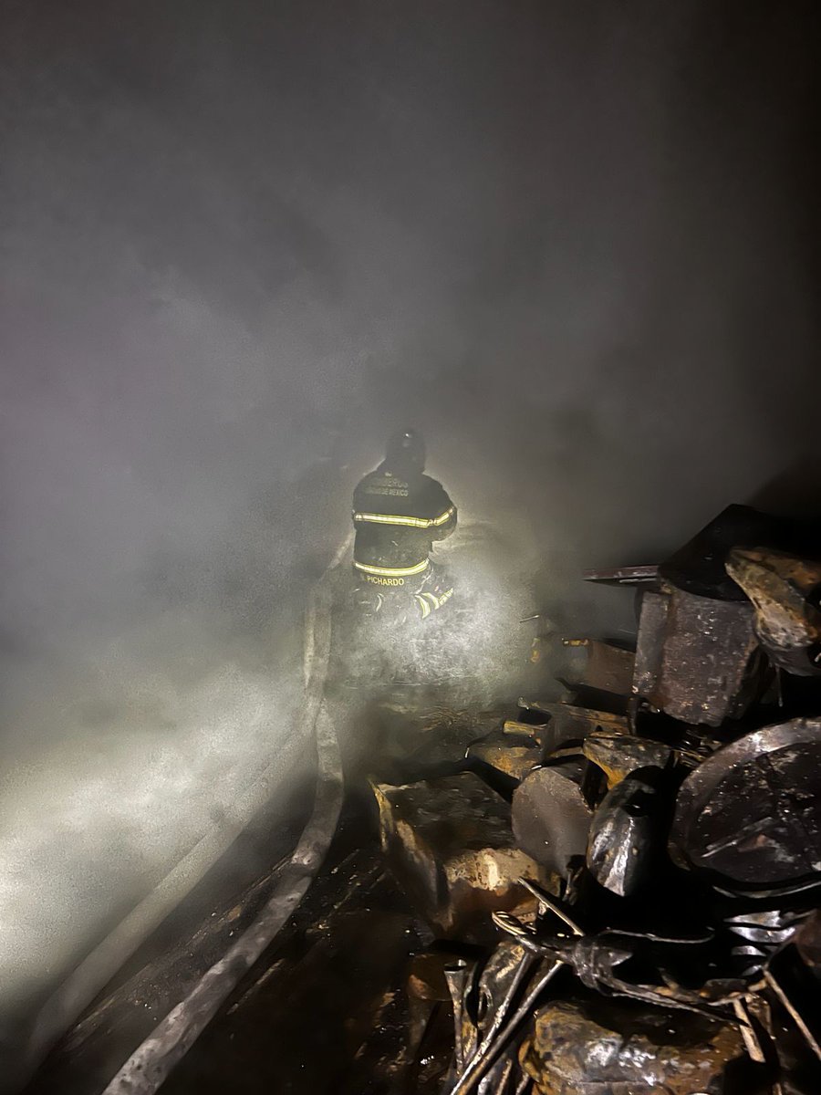JefeVulcanoCova's tweet photo. @ClaraBrugadaM #AlMomento, informo que el incendio está confinado y no hay riesgo para la población ni para los inmuebles contiguos. Reporto un 50 por ciento de avance en la extinción del fuego. En el lugar continuamos laborando con 9 células de bomber@s  y 16 unidades. @ClaraBrugadaM https://t.co/ZlnxzpaRH2