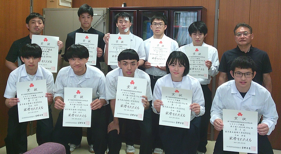 moriko_iwate's tweet photo. 校長室から部活動報告
県高総体レスリング競技に出場した、3年柏木壮介(71K1位IH出場)同大志田優(60K3位)同早坂龍弥(55K3位)２年早坂友利(51K3位)同大志田絋旭(65K3位)同大欠沙空71K3位）同山下翔愛(80K2位)1年千田絆貴(60K2位) 女子の部３年千田愛穏(50K1位)と前川将太監督が報告に来てくれました。 https://t.co/9U0jC1rZw1