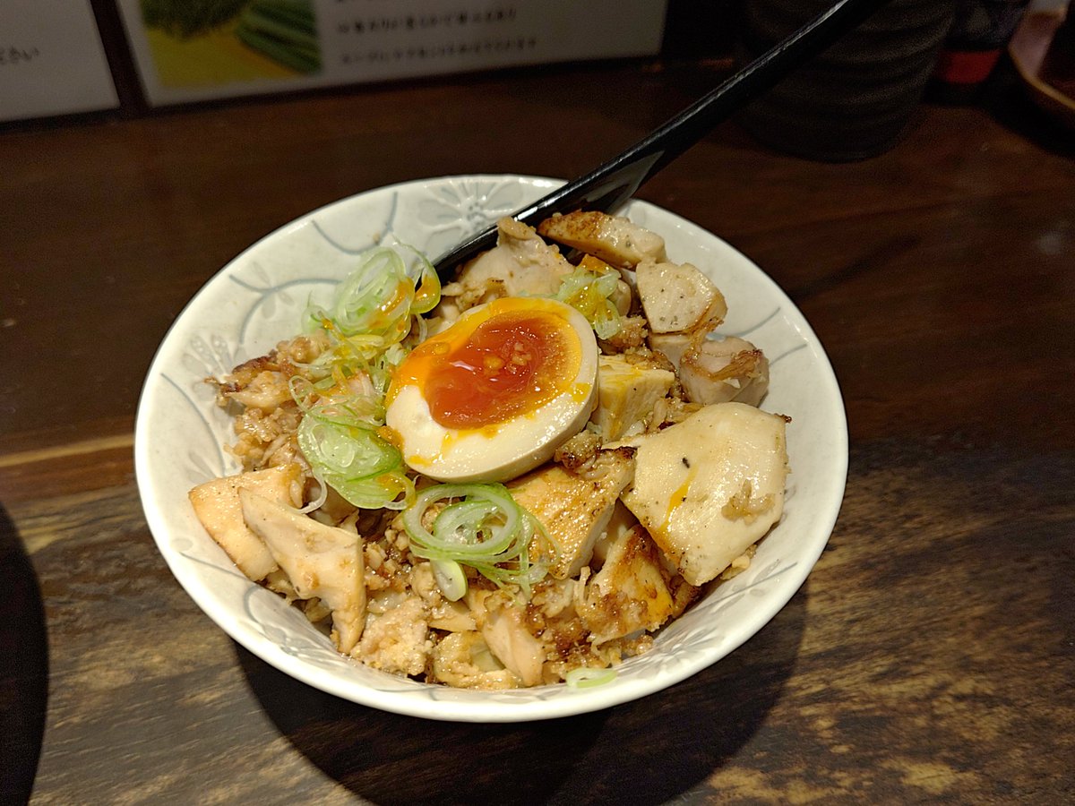 BOSS36R's tweet photo. らーめん 鶏喰 @ 吉野町

特製 鶏の塩らー麺
チャーシュー丼

10時45分の到着で開店待ちの4番目に接続。スッキリした鶏の旨みをストレートに味わえる塩のスープと、風味豊かな細ストレート麺。特製トッピングも含めてバランスの良い美味しさです。しっかりした旨みのチャーシュー丼にも大満足。 https://t.co/SBlpiZvNxH