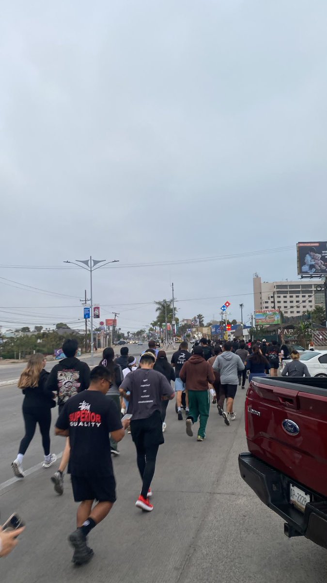 Ferxtzz's tweet photo. mi ama se fue a un social run, que envidia le tengo. https://t.co/qMRHAzWKUr