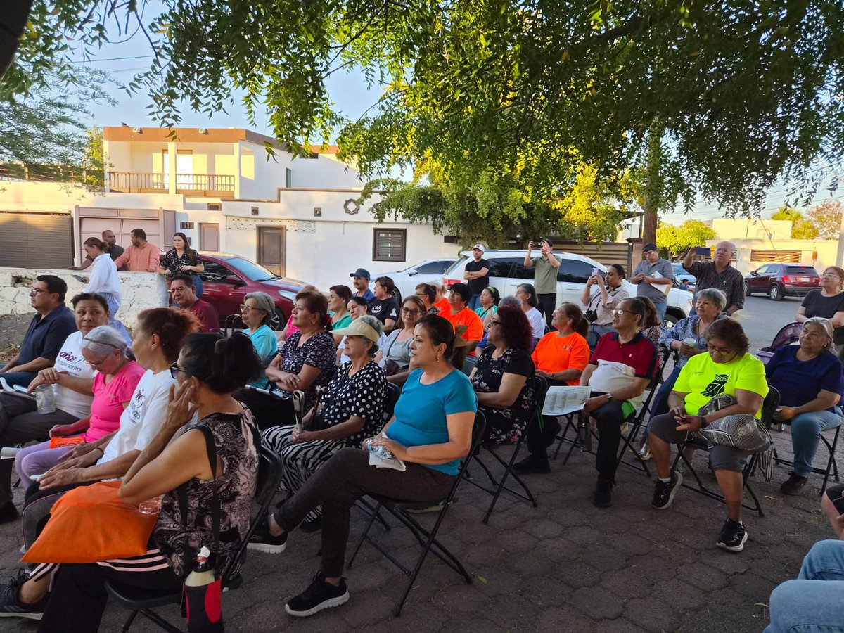 DavidFigueroaO's tweet photo. Desde la colonia Apolo llevamos a cabo la jornada #49 de #DiputadoEnTuColonia junto al compañero @NorbertoBarraza. Seguimos cerca de la gente, escuchando, informando y sirviendo. Porque el trabajo público se fortalece cuando se hace en territorio.
#MásTerritorioMenosEscritorio https://t.co/oIZbAN1BL8