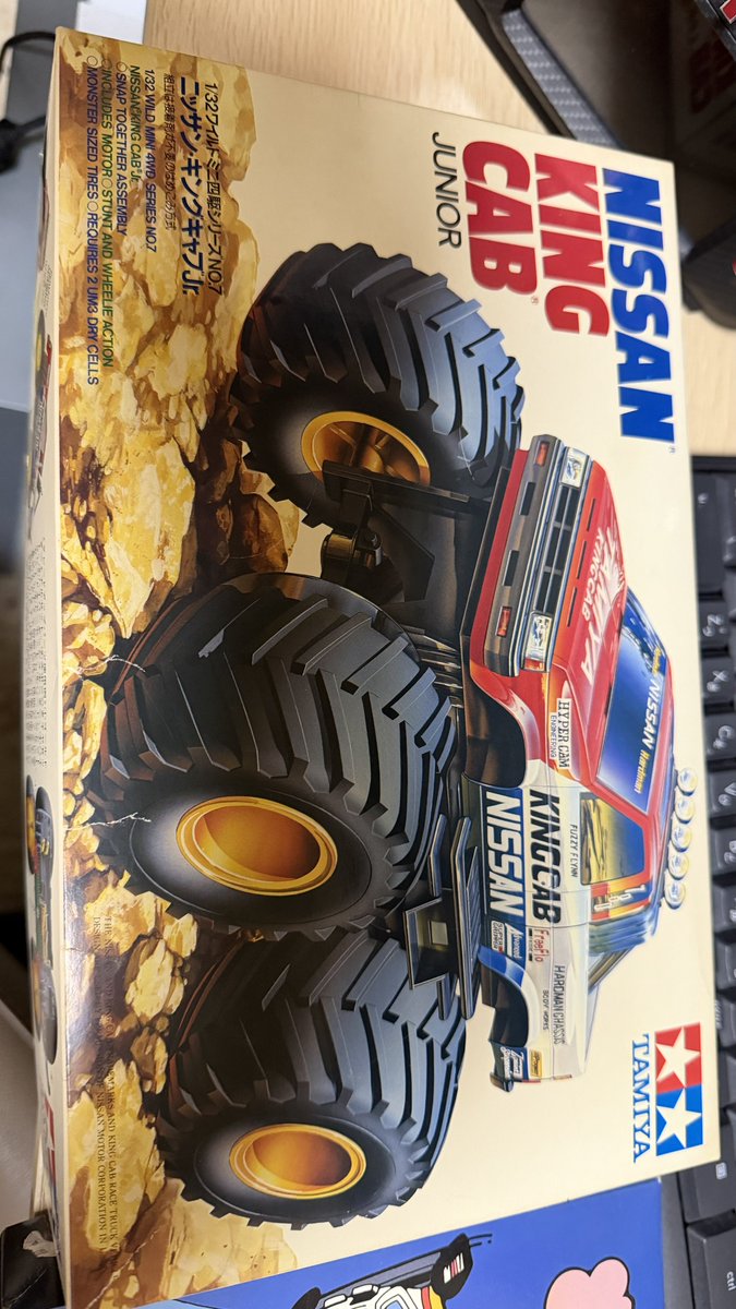 postsoni's tweet photo. こちら、TAMIYA EUROPE GMBH の日本語仕様の逆輸入モノ、まだソ連崩壊前に生産された歴史あるキングキャブ jrです！��

更に、バルサ材3箱（50クラス箱詰め）、アルミプロポケース（フタバ）、書ききれないほどの部品パーツ、ハンダ付けの昔のクランプ、もろもろ6000円ってどうした自分の運勢ｗｗｗ🤣 https://t.co/M3E4uyyNYV