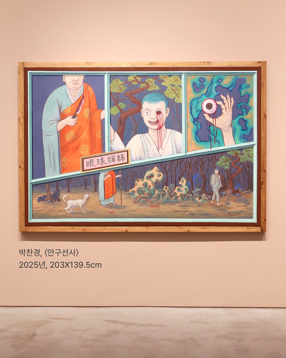 bulkwang_c's tweet photo. 개인적으로 너무 좋았던 〈월간불광〉 수록 인터뷰랍니다👀🦶🏻🍃

“(〈늦게 온 보살-디오라마〉의 모티프가 된) 《열반경》은 드라마틱하지 않은 방식으로, 붓다의 작은 발짓 하나로 세계의 지속을 약속해요. 가르침이 전수���요. 나무, 풀, 동물 등 주변 존재가 참여하면서요.

이건 시대의 희망에 관한 이야기예요. 전쟁과 정치적 혁명 같은 거대한 격변이 더 이상 새로운 희망이 될 수 없다는 게 점점 판명되고 있어요. 더 고요한 변화에 주목해야 한다고 생각해요. 설령 보살이 늦게 오더라도 세계가 계속 이어진다는, 그런 세계관이 필요합니다.”

- 박찬경

*타래로 이어집니다