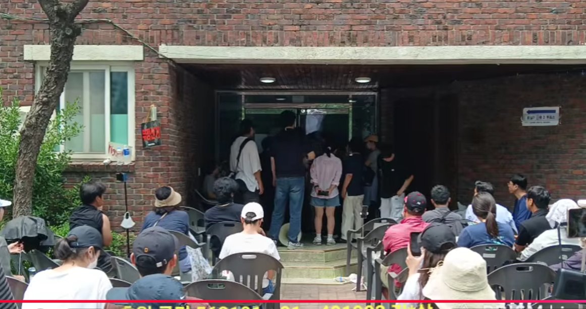 free57065017481's tweet photo. 실시간 송파 입니다.
교대로 수고 하고 계시네요.. 이 무더운데 고생 많으십니다.

하지만.. 이렇게 한곳만 싸워서는 승산이 없습니다. 전국에서 같이 싸워야 승산이 있지요! 그래야 미국도 도와줄거 아닙니까.

이렇게 큰일이 일어났는데도 조용하다면.. 그냥 개돼지로 살아야죠 뭐! https://t.co/ZZ7FaulPhG