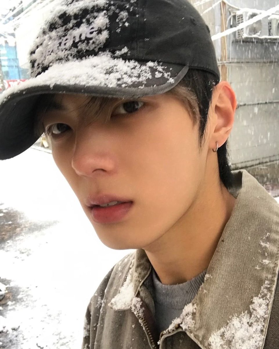 xoslal's tweet photo. 어흐처덥다
이럴때 필요한 것은?

에어컨 틀기 >> No
선풍기 틀기 >> No
쿨링스프레이뿌리기 >>No

👇👇👇

추운겨울의이정이보기 >> Yes ♡
(마음이따뜻해지는건어쩔수x) https://t.co/75Pv2JQKP4