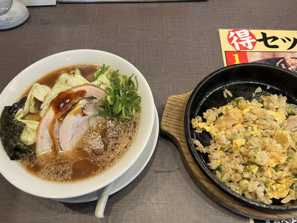 chibitaka22222's tweet photo. お昼は会社の近くの、きゃべとんラーメン。
お昼はチャーハン増量無料なんだけど、我慢。気兼ねなく増量食べたい

#ラーメン
#きゃべとん https://t.co/Z0MajlyUHr
