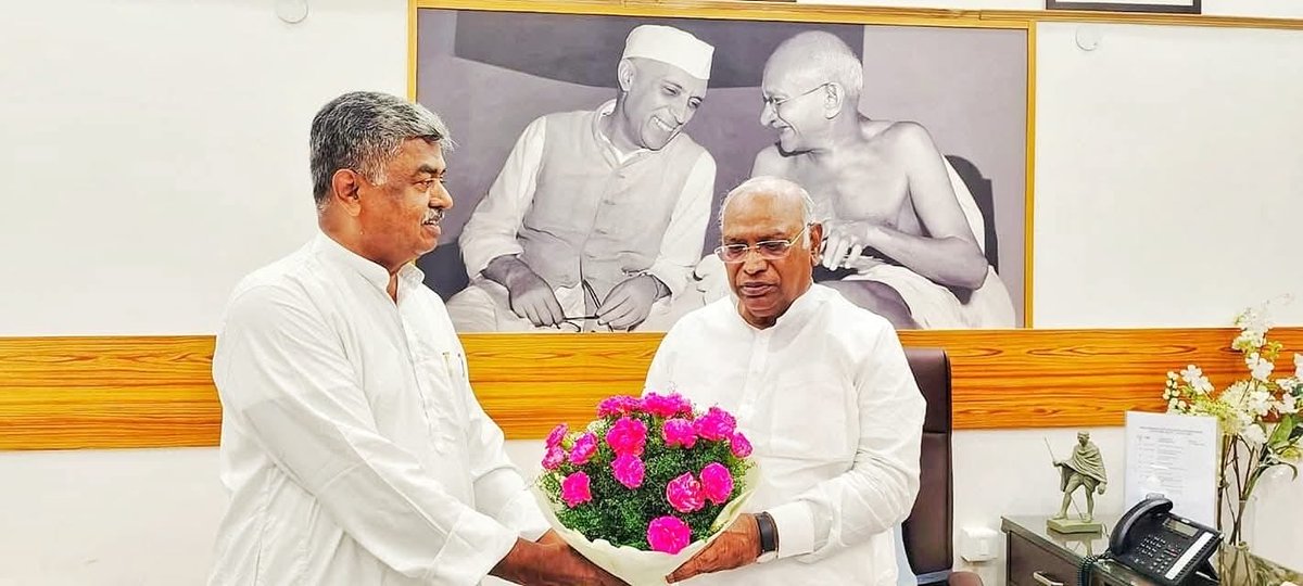 HariprasadBK2's tweet photo. Honoured and humbled to take on the responsibility of serving as KPCC President. I thank Shri @kharge ji, Smt. Sonia Gandhi ji, Shri @RahulGandhi  ji, @priyankagandhi, Shri @kcvenugopalmp ji & Shri @rssurjewala ji for their trust & confidence.

This is not just a position, but a reaffirmation of @INCIndia values—social justice, secularism, democracy & protection of the Constitution.

 Together, we will strengthen the party from the booth level and work for the aspirations of every section of society. 
@INCKarnataka
#KPCC #Congress