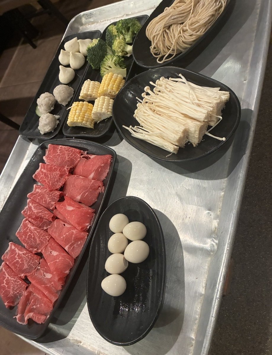 Mackdoublee's tweet photo. @MarkyTheGayBoy I love hot pot, I just had some earlier this week :3 this was my spread https://t.co/ttoma2LlEf