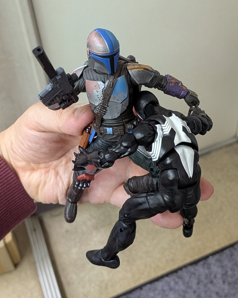 clad_daim's tweet photo. （；ー_ー）
マンダロア戦士を操作して荒事を熟すアーマード・コアみたいなアクションを妄想してたら「ジェットパックで急接近して密着状態から膝のロケット・ダーツと叩き込む」というシチュエーションが思い浮かんだ。なお実際に撮ろうとしたらバランス悪くフィギュアが擦れて安定しなかった。 https://t.co/8lMTX1JJcX