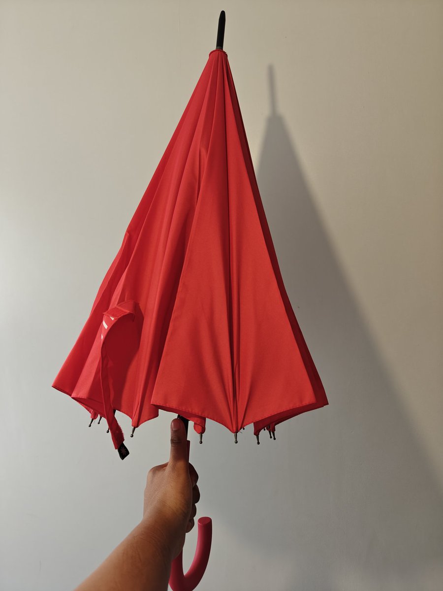 actsignatures's tweet photo. I got a new umbrella to replace my clear one cuz it broke and I wanted to get a stark red one like the one hanekawa has in kizumonogatari and this was the closest one I could find and I really like it! https://t.co/g7cTBdKPEh