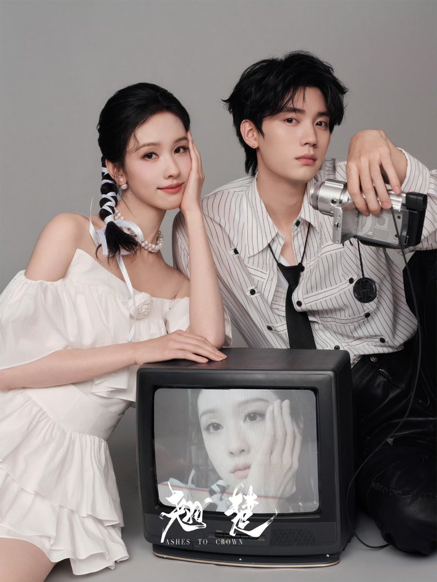 miaoyirann's tweet photo. #ashestocrown weibo update ! 

“Take a look: Who is so sweet again?

The bouquet swayed, the eyes flowed, and the eyes woke up the joy of the world, and the sweetness has slowly penetrated into the heart!”

#翘楚 #zhouyiran #周翊然 https://t.co/Ei39lvgolW