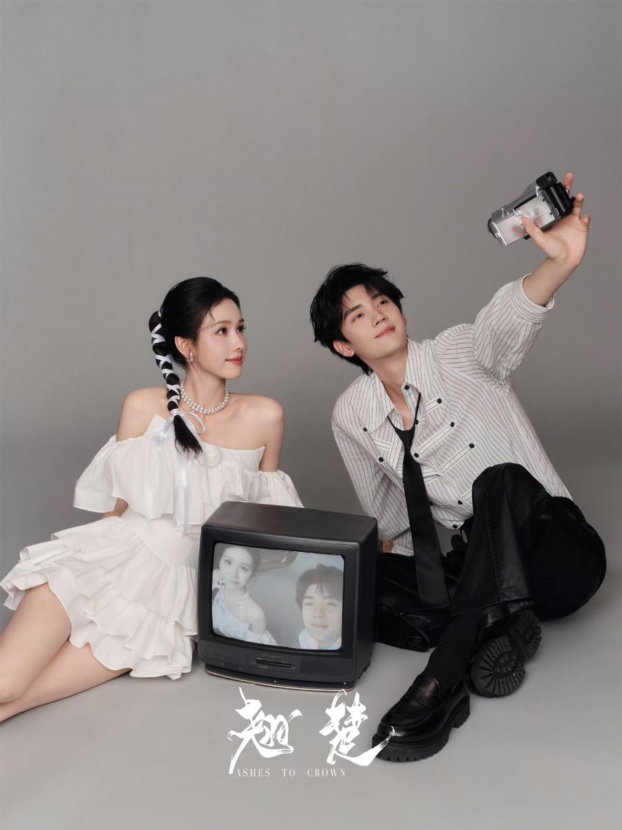 miaoyirann's tweet photo. #ashestocrown weibo update ! 

“Take a look: Who is so sweet again?

The bouquet swayed, the eyes flowed, and the eyes woke up the joy of the world, and the sweetness has slowly penetrated into the heart!”

#翘楚 #zhouyiran #周翊然 https://t.co/Ei39lvgolW