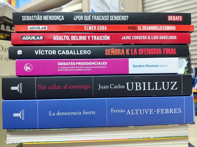historiador's tweet photo. 🧵HILO🧵 Estamos a escasos cuatro días de elegir, en segunda vuelta, al nuevo inquilino (o inquilina) de Palacio de Gobierno. Una lección que, por muchos motivos, resulta crucial, clave y decisiva. Una en la que, además de los habituales discursos, promesas y ataques de uno y otro lado, ha estado caracterizado por una serie de publicaciones que han ayudado mucho a los electores (por lo menos a los que leemos para estar realmente enterados), de a quién o qué elegimos. A los 10 libros para entender el momento político peruano (#333) que publicamos hace un par de semanas, sumamos ahora estos siete que, entre todo lo que se ha publicado (o hemos conocido) entre la primera vuelta y ésta, destacan notablemente. Siete libros que tal vez no decidan su voto, pero lo harán pensar antes de emitirlo.